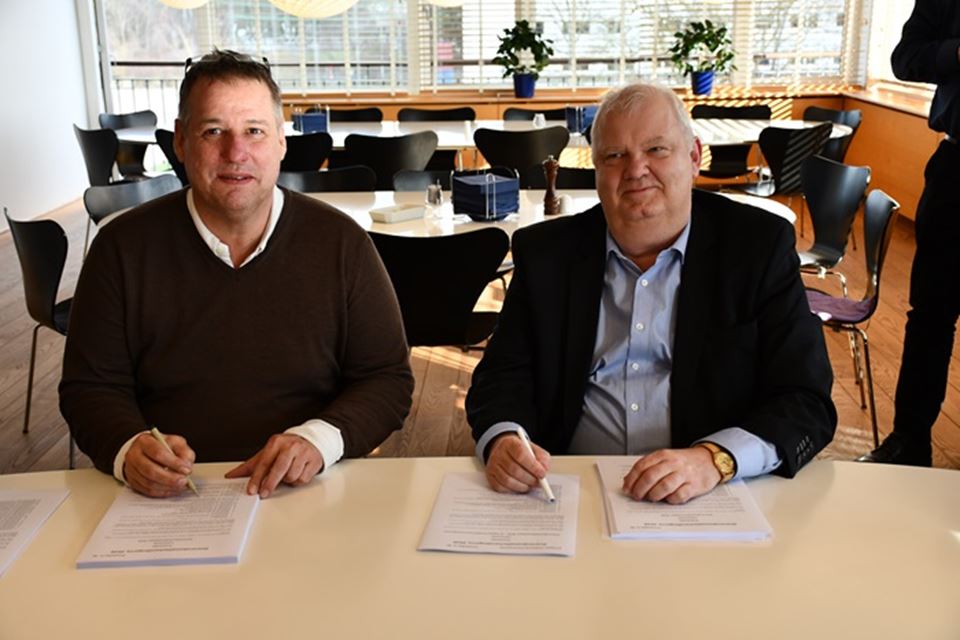 Den nye elektriker-overenskomst blev underskrevet af (fra venstre) Henrik Fugmann, formand for TEKNIQ Arbejdsgiverne, og Jørgen Juul Rasmussen, forbundsformand for Dansk El-Forbund.